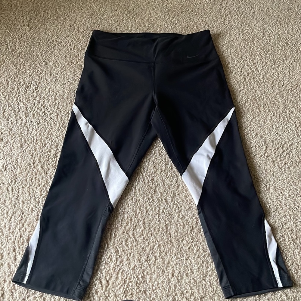 NIKE DRI FIT CAPRI LEGGINGS -S
